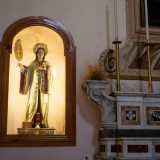 ...oltre a una sua piccola scultura con una palma nella mano racchiusa in una nicchia